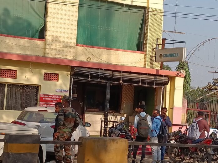 कोरबा : होटल में मिली युवती की लाश—साथ रहने वाला युवक फरार, पुलिस जांच में जुटी