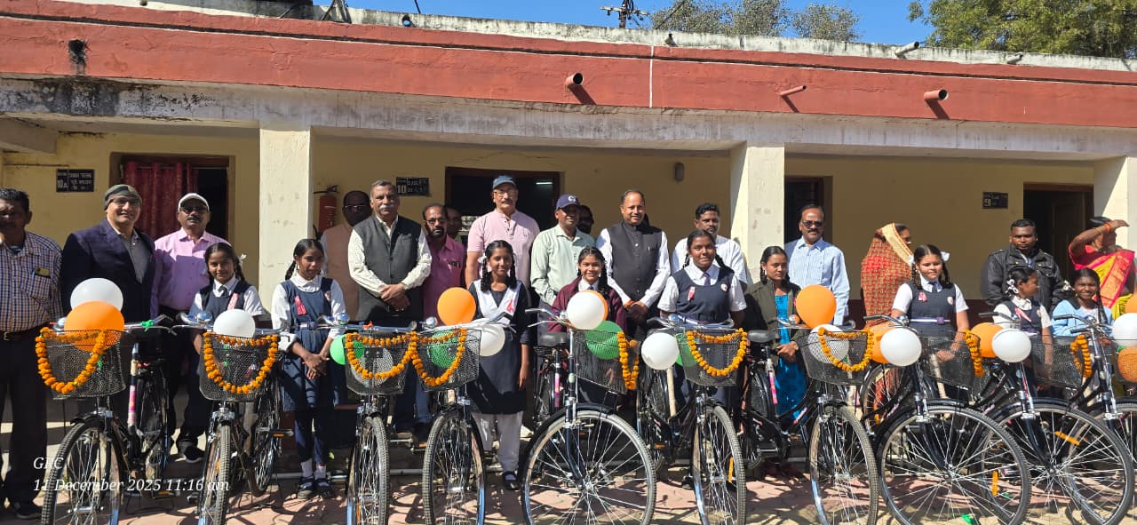 सरस्वती साइकिल योजना के तहत विद्यार्थियों को साइकिल वितरण, आंध्र समाज स्कूल, बुधवारी बाजार, रेलवे परिक्षेत्र,