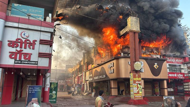 पावर हाउस रोड स्थित एस एस प्लाजा में संचालित पद्मिनी ज्वेलर्स दुकान में लगी आग, कई दुकान चपेट में,