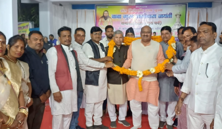 पूर्व मंत्री जयसिंह अग्रवाल संत शिराेमणी बाबा गुरूघासीदास जी की जयंती पर्व के पावन अवसर पर कार्यक्रम में शामिल हुए