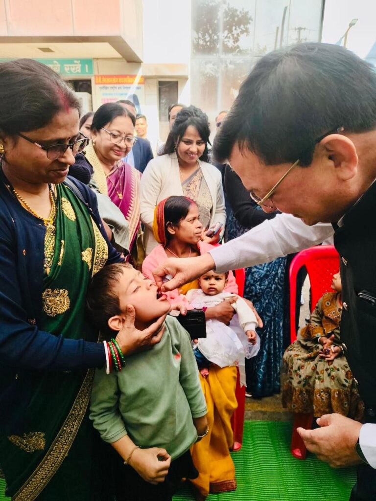 बच्चों को पोलियो की खुराक पिलाकर मंत्री देवांगन ने किया पल्स पोलियो अभियान का शुभारंभ