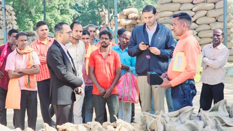 कलेक्टर अजीत वसंत ने कनकी धान उपार्जन केंद्र का किया आकस्मिक निरीक्षण