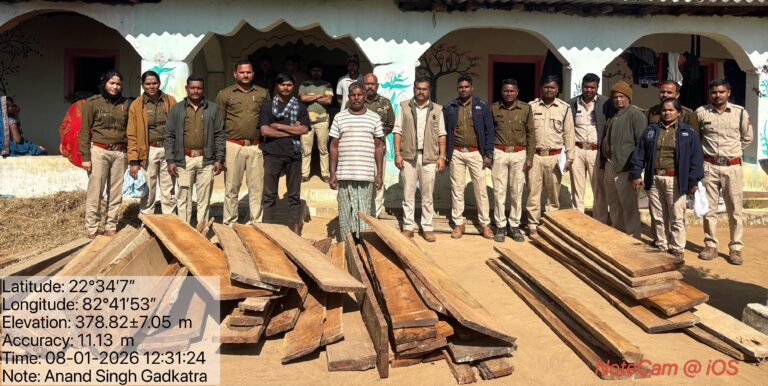 गडकटरा में वन विभाग का छापा, 2 लाख कीमती लकड़ी जप्त, तीन घरों में दल-बल के साथ ली तलाशी