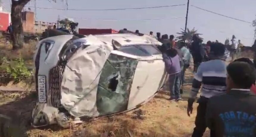 तेज रफ्तार का कहर अनियंत्रित कार खेत में पलटी, उड़े परखच्चे