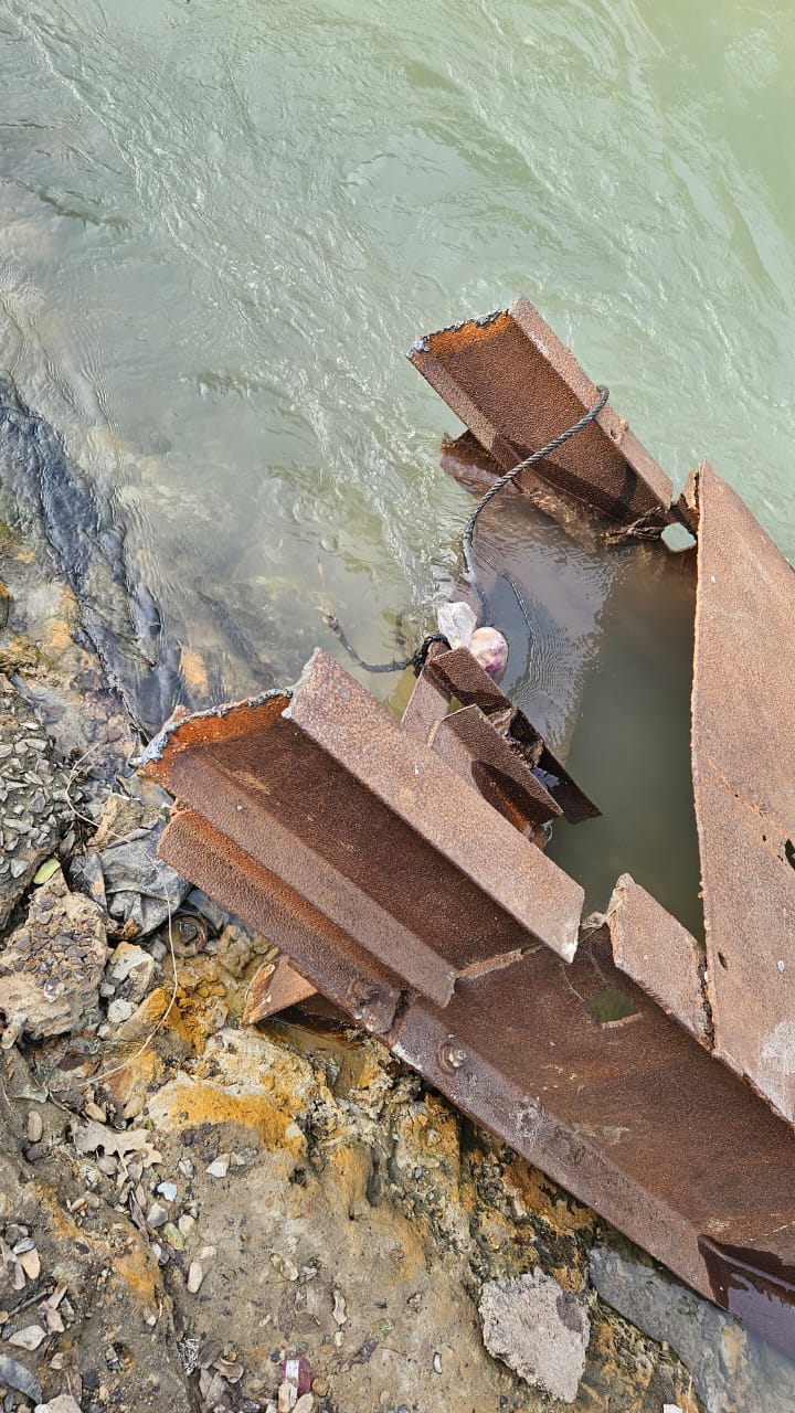 लोहे के भारी-भरकम पुल को कबाड़ चोर एक ही रात में काटकर ले गए