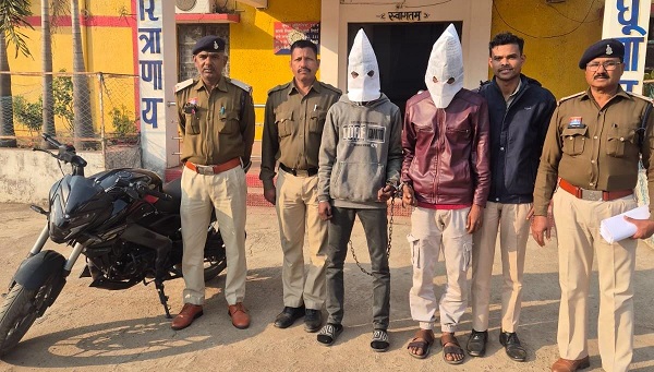 चैतमा पेट्रोल पंप लूट कांड का खुलासा, चार आरोपी गिरफ्तारलूट में प्रयुक्त पल्सर बाइक व चाकू जब्त, मुख्य आरोपी पाली से धराया