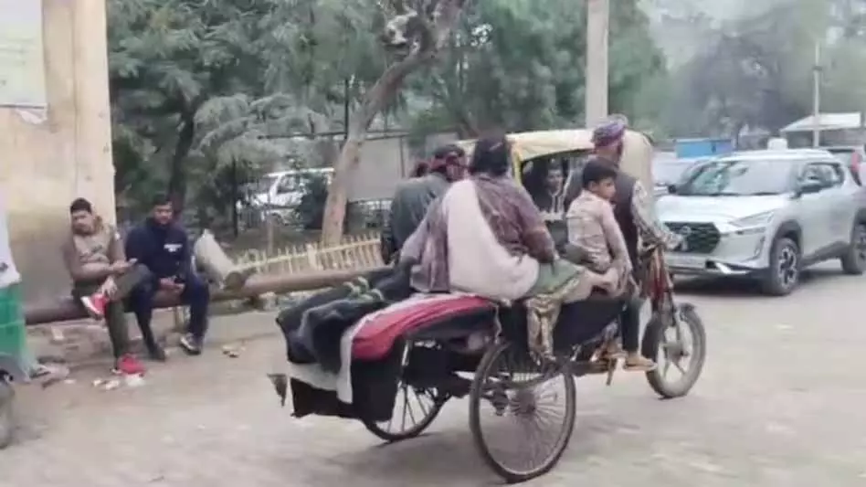 बेशर्म सरकारी सिस्टम! पति को पत्नी की लाश ठेले पर ले जाना पड़ा