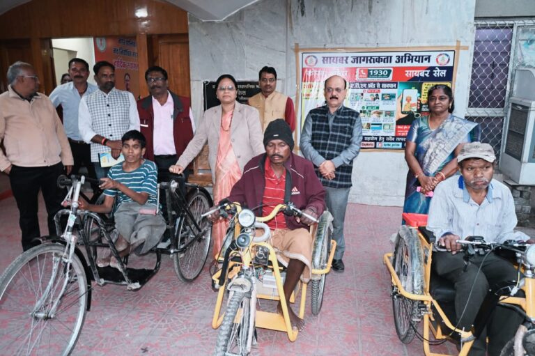 महापौर ने दिव्यांग रतिराम, यूनोर्स व दिलीप को प्रदान की ट्रायसिकल