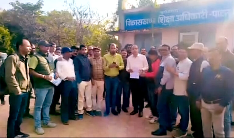 व्हीएसके ऐप की अनिवार्यता के विरोध में सहायक शिक्षक समग्र शिक्षक फेडरेशन ने सौंपा ज्ञापन।