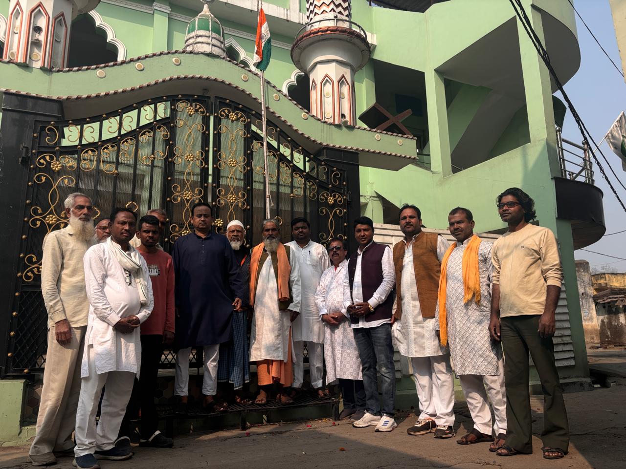 सुन्नी हनीफी मस्जिद, चुचुहिया पारा में गणतंत्र दिवस पर सदर-इमरान साहब ने फहराया झंडा