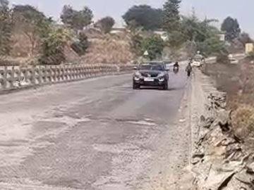 कोरबा: जर्जर पुल पर हादसे में युवक की मौत, दो साथी घायल; गड्ढों से बचते समय स्कूटी का संतुलन बिगड़ा और रेलिंग से टकराया