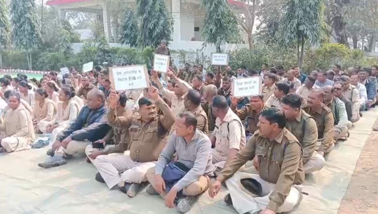 कोरबा: बर्खास्त जवान की बहाली के लिए प्रदर्शन कर रहे नगर सेना के जवान; कमांडेंट पर प्रताड़ना का आरोप लगा की थी आत्महत्या की कोशिश