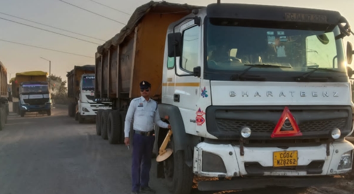 सड़क बनी पार्किंग तो पुलिस बनी सख्त,22 ट्रेलर चालकों पर गिरी गाज