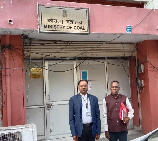 बाहरी को काम, स्थानीय बेरोजगार बदहाल – अब चुप नहीं बैठेंगे भू-विस्थापित कोयला कर्मचारी एसोसिएशन के जिला अध्यक्ष संतोष पटेल…कोयला मंत्री को दिया ज्ञापन