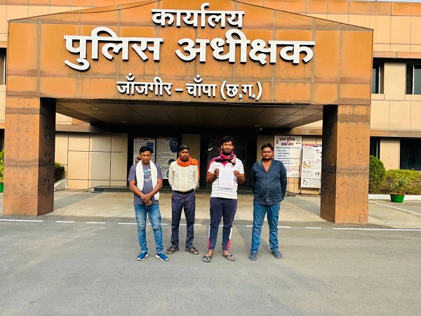 पत्रकारिता की दबंगई दिखा कर शासकीय कार्य में बाधा डालने वाले पंचायत में वसूली करने वाले युवक पर SP कार्यालय में कानूनी कार्यवाही करने सौंपा जनप्रतिनिधियों ने सौंपा ज्ञापन