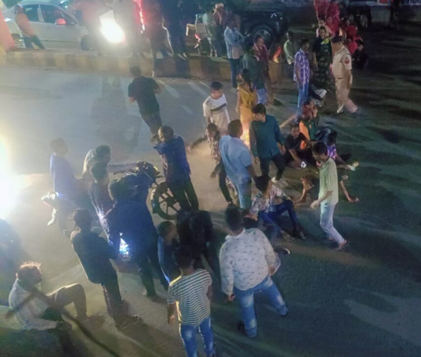 दीवार गिरने से डेढ़ वर्ष के मासूम की मौत, दो अन्य किशोर हैं गंभीर, गिरफ्तारी और मुआवजा की मांग को लेकर मुख्य मार्ग पर चक्काजाम