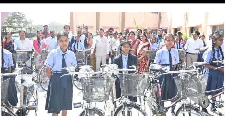 उद्योग मंत्री लखन लाल देवांगन ने छात्राओं को बांटी साइकिल, बोले: खूब पढ़े-खूब बढ़े*