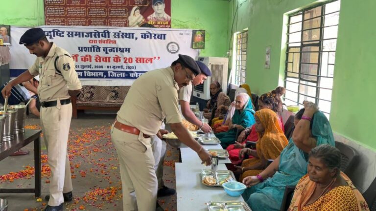 प्रशांति के वृद्धों से पुलिस परिवार का अपनापन,खेली होली-लिया आशीर्वाद