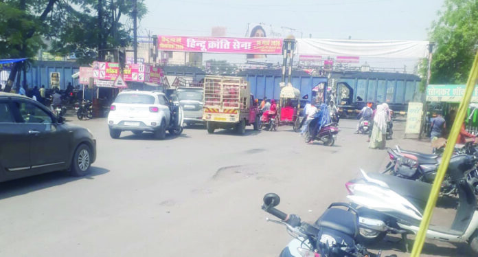 टीपी नगर चौक रेलवे क्रासिंग पर घंटो खड़ी रही मालगाड़ी, लोग हुए परेशान