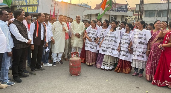 रसोई गैस के दामों में बढ़ोत्तरी के खिलाफ कांग्रेस का प्रदर्शन