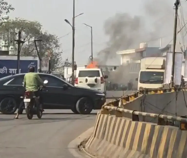 कोरबा के अग्रसेन चौक ओवरब्रिज पर  जली चारपहिया वाहन