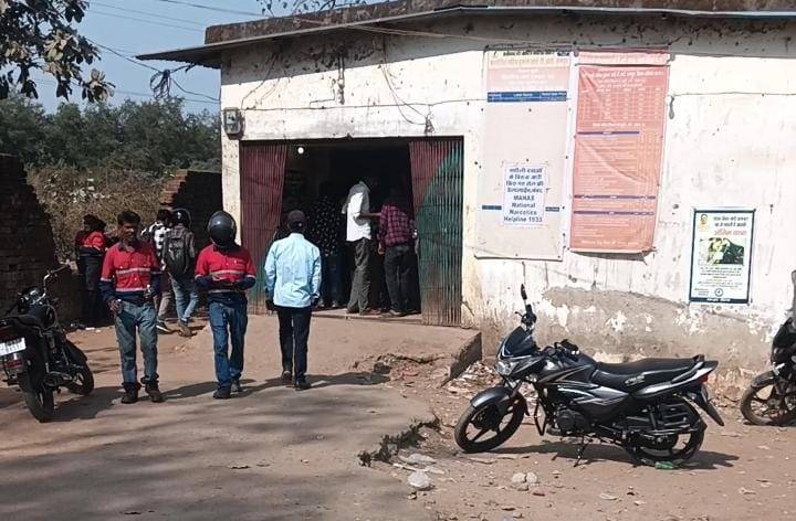 शराब मिलाकर बेचने वाले छह कर्मचारी आए पकड़ में ,मजबूरन आबकारी विभाग कर रहा है कार्रवाई