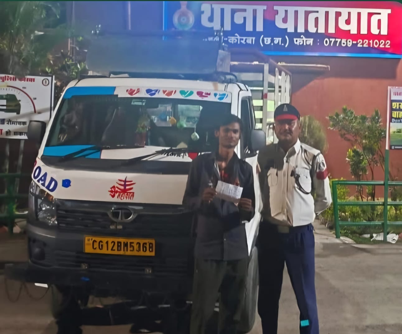 यातायात नियमों का उल्लंघन करते सड़क पर अठखेलियाँ करने वाला पिकअप चालक को पकड़ ठोंका जुर्माना