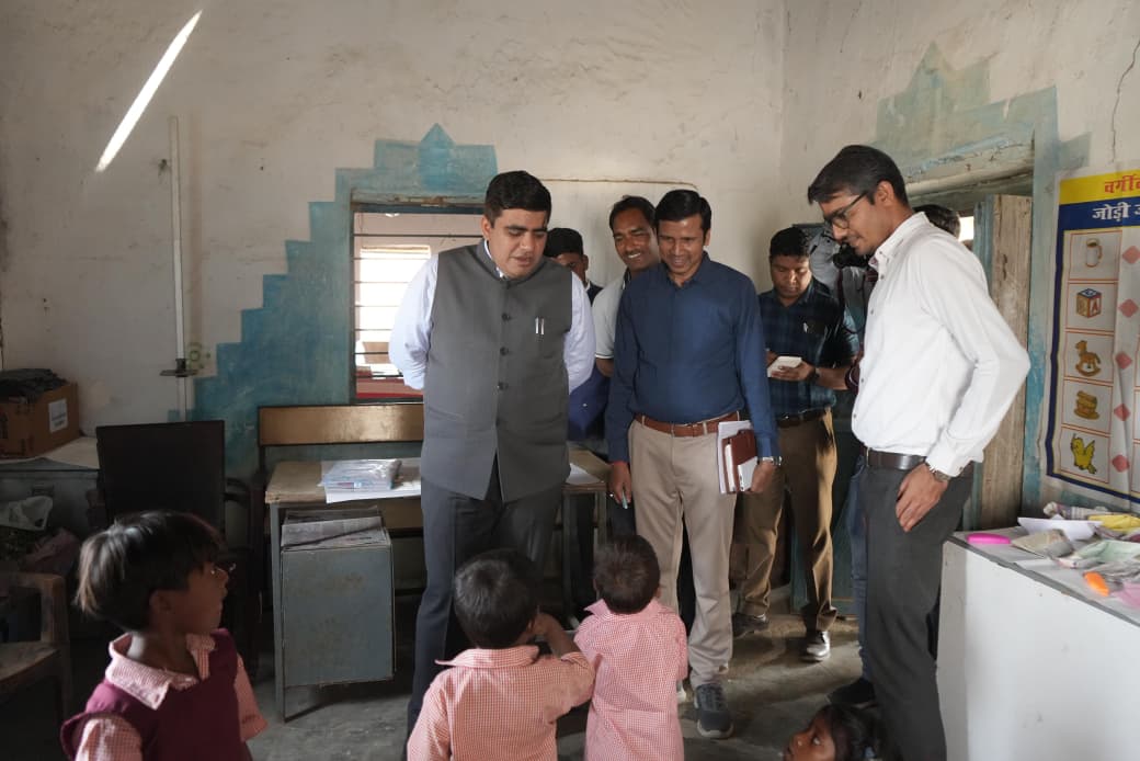 कलेक्टर की तालियों ने बढ़ाया हौसला, आंगनबाड़ी में बच्चों ने सुनाई ए-बी-सी-डी*