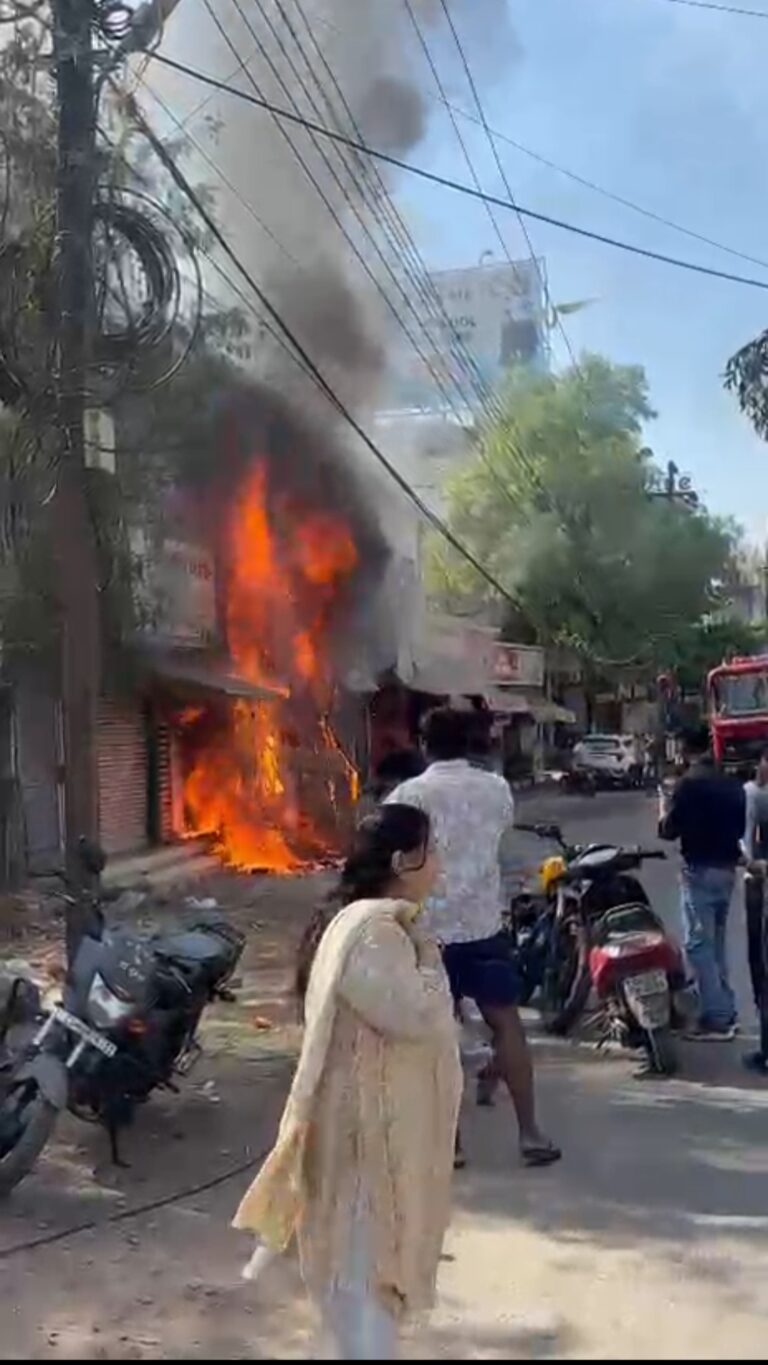 देर रात कपड़े की दुकान में लगी आगलाखों का सामान जलकर खाककड़ी मशक्कत से दमकल की टीम ने आग पर पाया काबू….