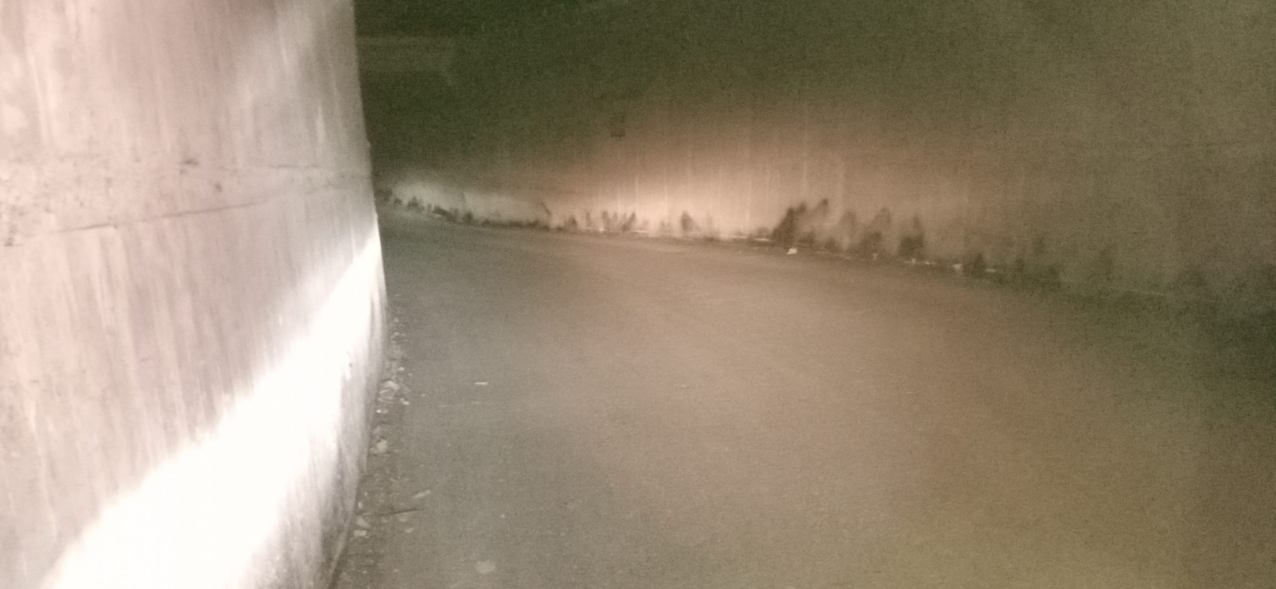 बेढंग,खतरनाक अंडर ब्रिज में आवागमन गतिशील है। दिपका,कोरबा।