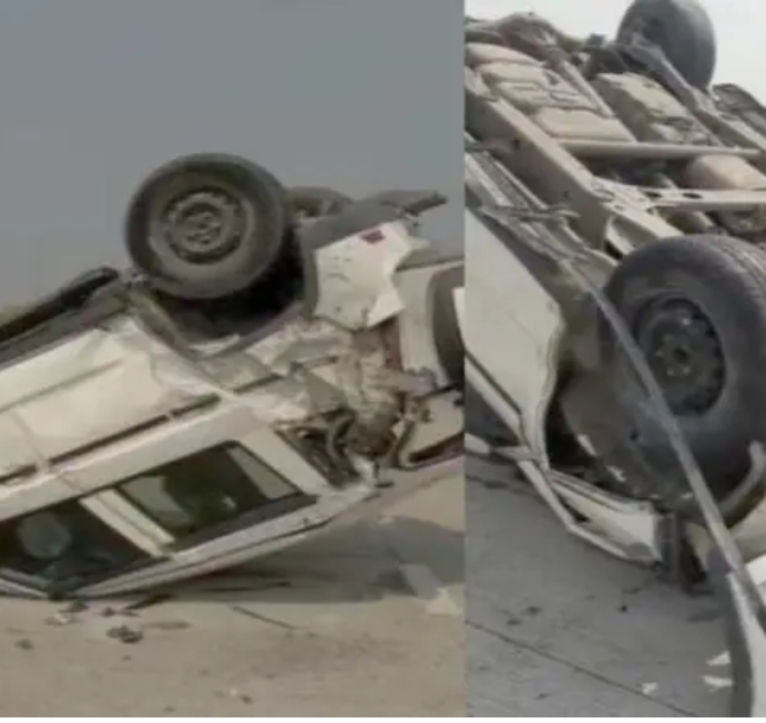 कोरबा: बीच सड़क पर पलटा वाहन, गंभीर रूप से घायल हुआ व्यापारी; बाल-बाल बचे राहगीर