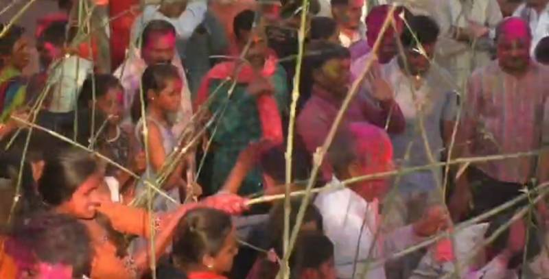 जांजगीर-चांपा 300 साल पुरानी परंपरा: पंतोरा में पंचमी पर लट्ठमार होली, पूजा के बाद युवतियों ने बरसाईं लाठियां अनोखी परंपरा