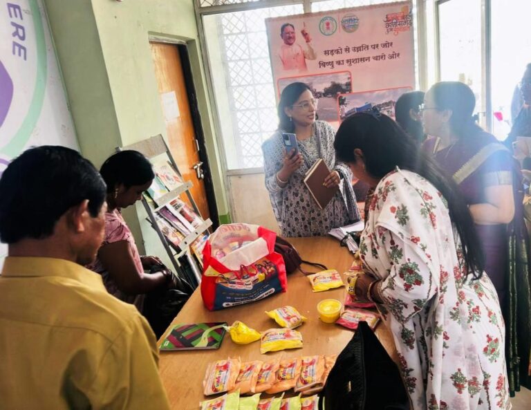 स्व-सहायता समूह की दीदियों ने कलेक्टोरेट और जिला पंचायत में लगाया प्राकृतिक रंगों से बने गुलाल का स्टॉल