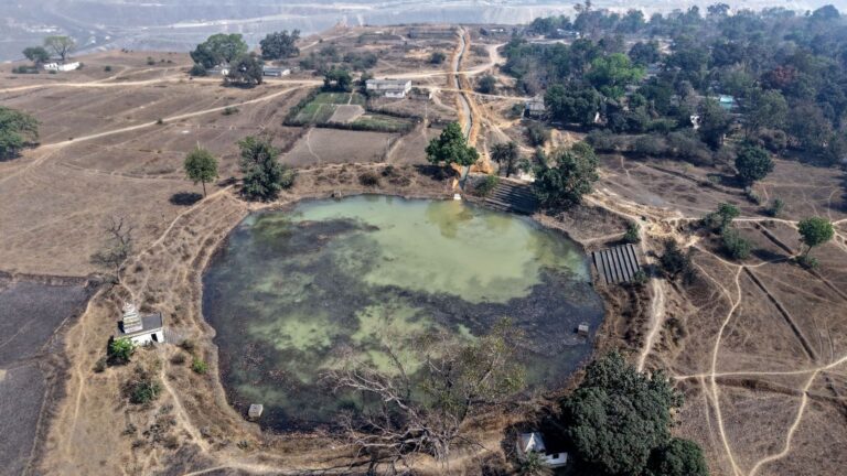 कुसमुंडा क्षेत्र की पहल से ग्राम पाली के तालाब में पहुँचा खदान का पानी, ग्रामीणों को मिली बड़ी राहत