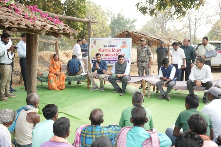 मैं कलेक्टर हूँ, आपकी समस्याएँ सुनने आया हूँ